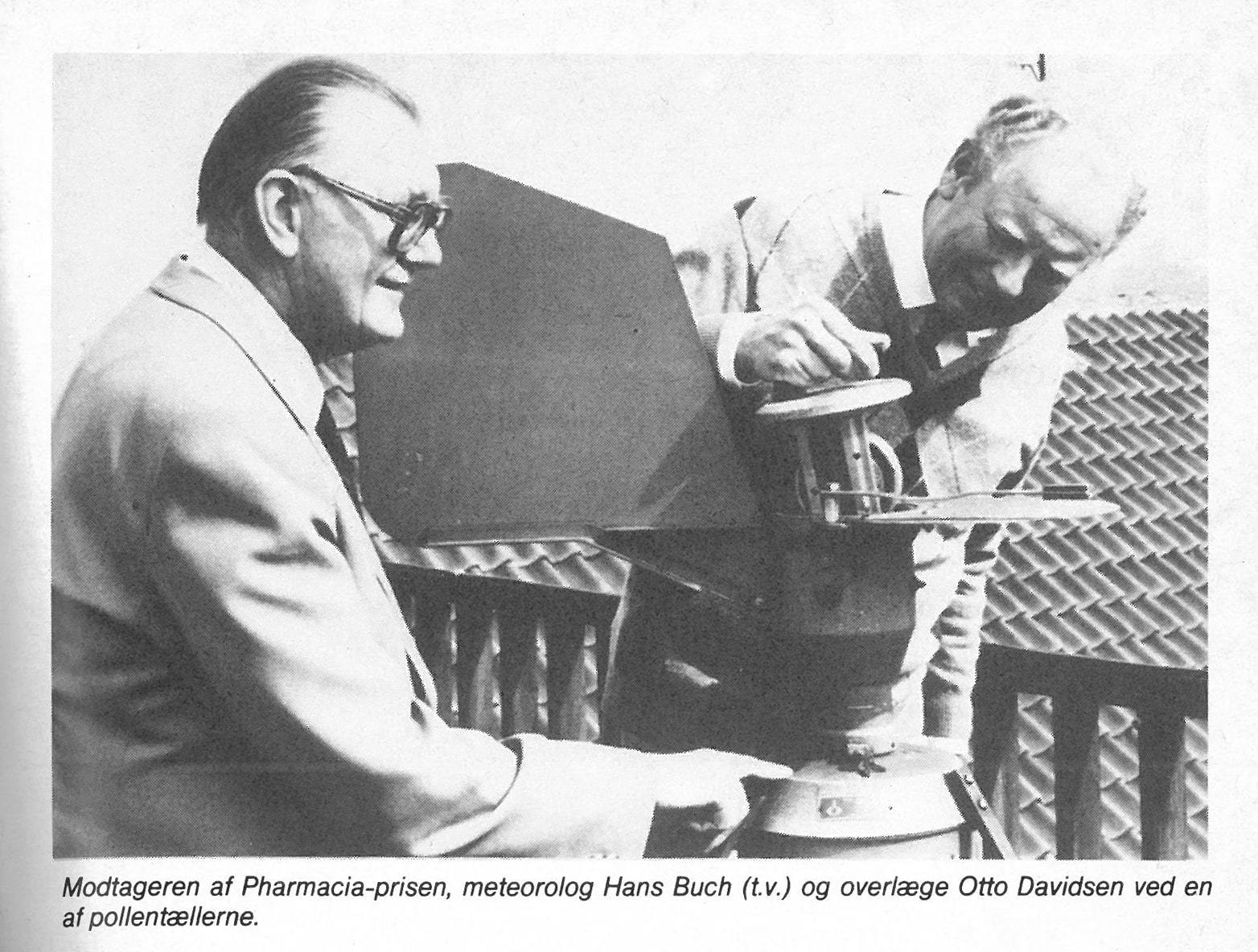 Modtageren af Pharmacia-prisen, meteorolog Hans Buch og overlæge Otto Davidsens ved siden af en af pollentællerene.
