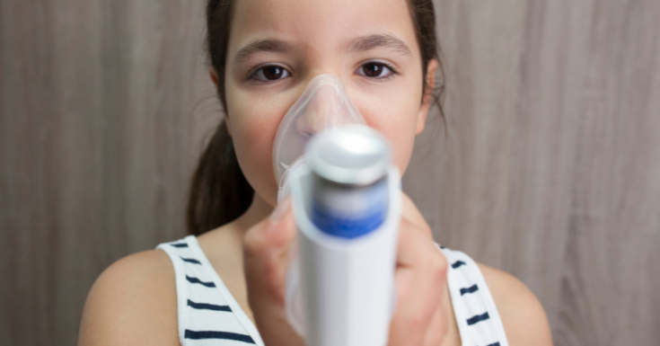 Ung pige astma inhalator