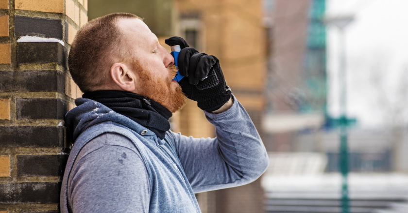 Mand med astmainhalator